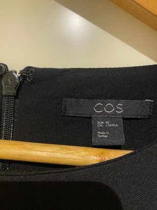 Blusa COS negra con volantes