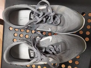 Tenis Nike Gris/Blanco Talla 38.5