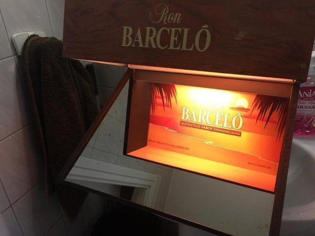 EXPOSITOR LUMINOSO RON BARCELO APAGADO ES ESPEJO