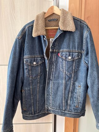 Cazadora vaquera Levi's con borrego, años 90.