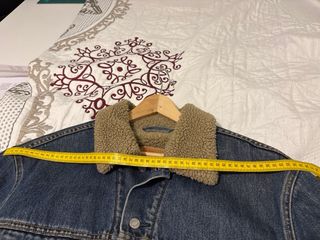 Cazadora vaquera Levi's con borrego, años 90.