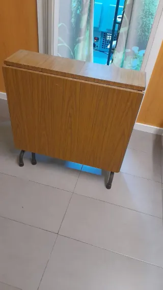 Tavolo pieghevole in legno e metallo