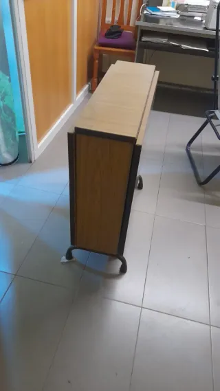 Tavolo pieghevole in legno e metallo