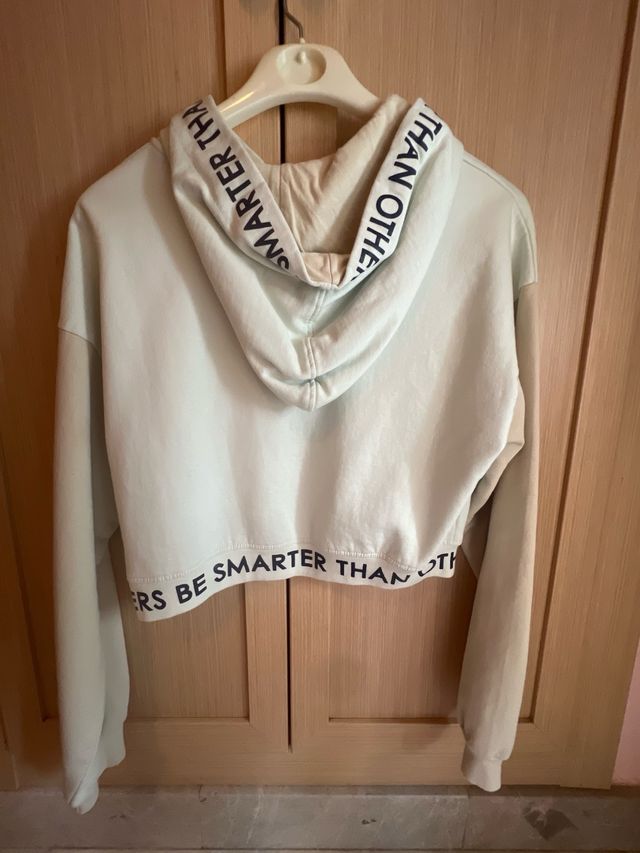 sudadera corta con cordones y capucha 