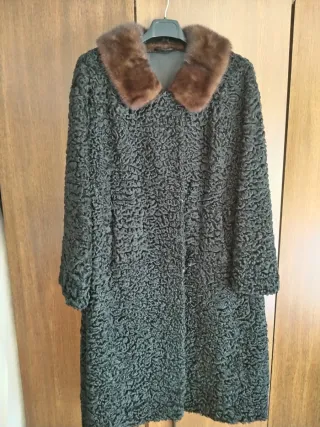 Abrigo negro con cuello de pelo