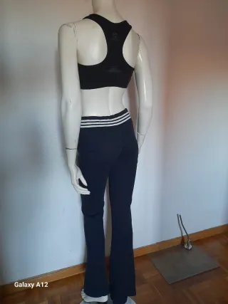 Pantalones Guess azules.