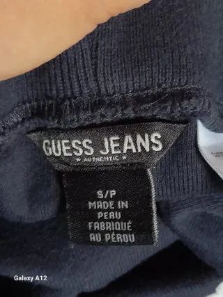 Pantalones Guess azules.