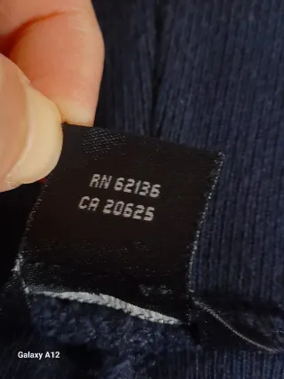 Pantalones Guess azules.