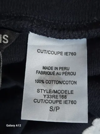 Pantalones Guess azules.