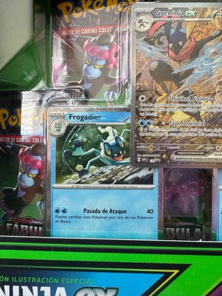 Caja Pokémon Fábulas Sombrías: Greninja EX