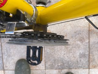 Bicicleta amarilla con rodillos de entrenamiento