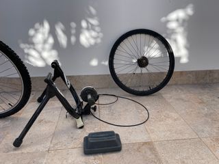 Bicicleta amarilla con rodillos de entrenamiento