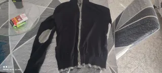Cardigan nero con toppe grigie