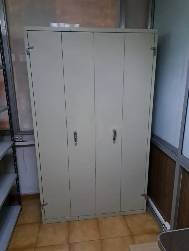 Armario metálico resistente beige de los que duran