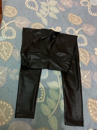 Pantalón cuero negro ajustado