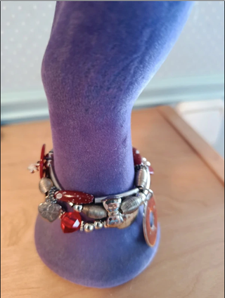 Pulsera plateada y roja con abalorios