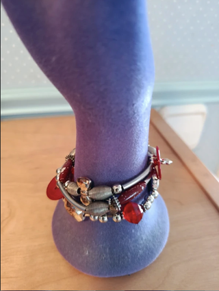 Pulsera plateada y roja con abalorios