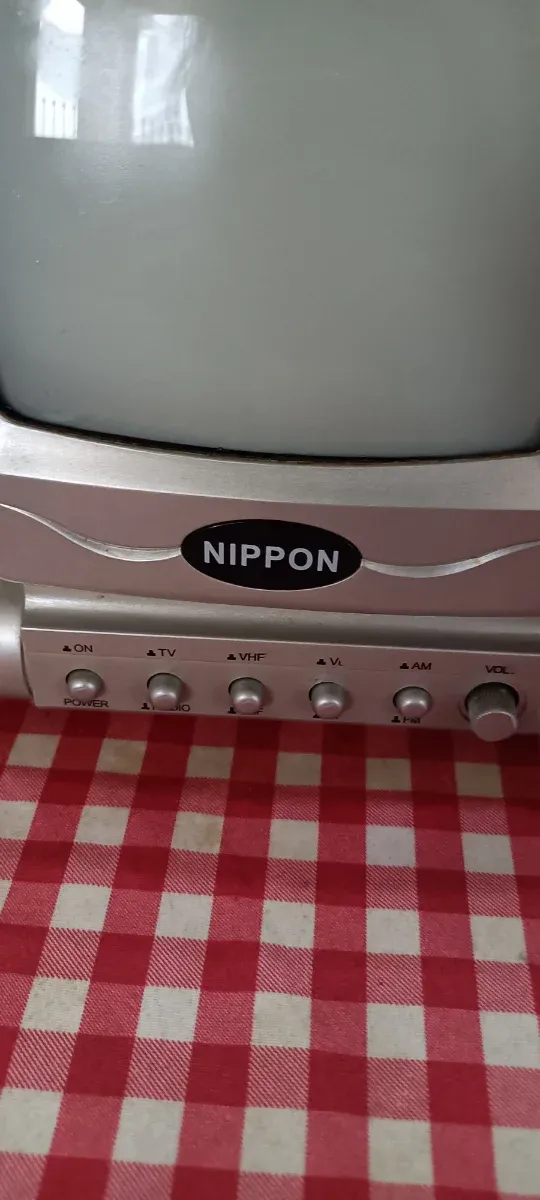 Televisor Nippon Antiguo Pequeño Plata