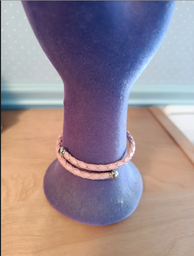 Pulsera rosa trenzada con perla