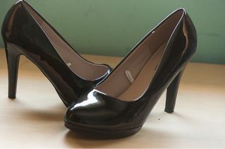 Zapatos de tacón charol negros
Tacon de 11 cm.