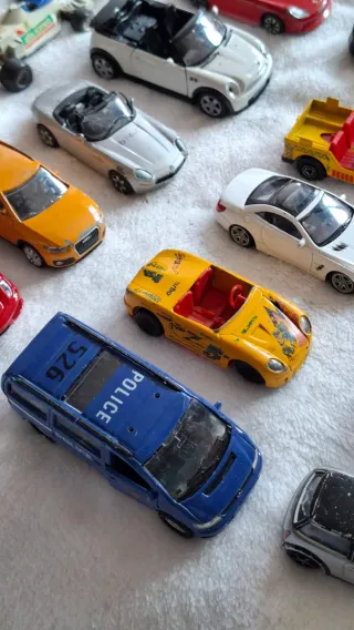 Lote 36 Coches a escala mínima 1:43