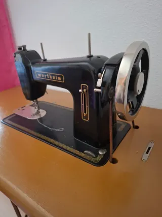 Máquina de coser Wertheim antigua