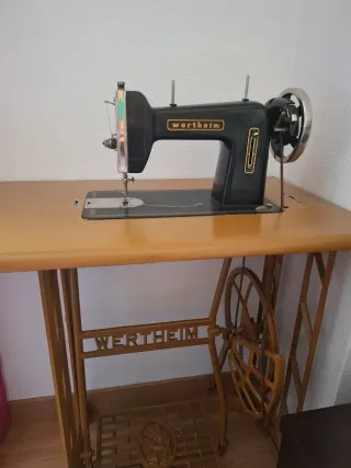 Máquina de coser Wertheim antigua