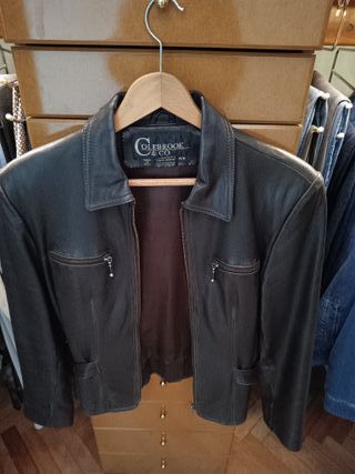 Cazadora  vintage de cuero de color marrón .