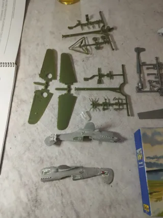Parti per modellini di aerei Curtiss P-40 e Noratlas