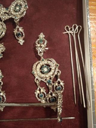 Aderezo plateado con piedras azules