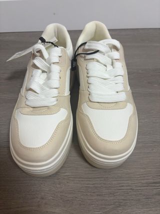 Zapatillas Zara Beige y Blancas