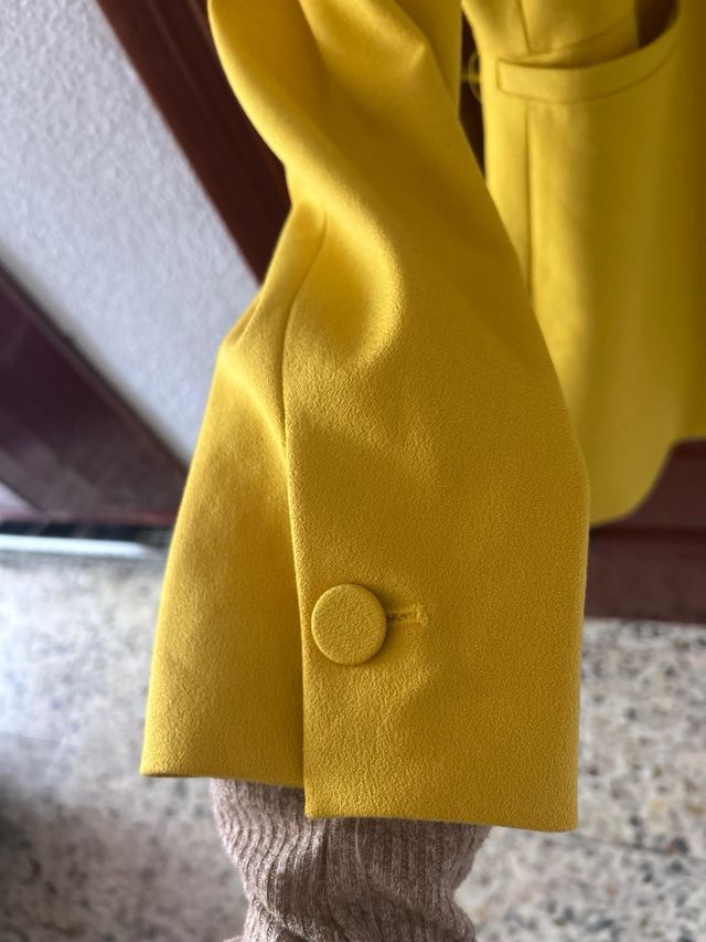 Abrigo amarillo Zara
