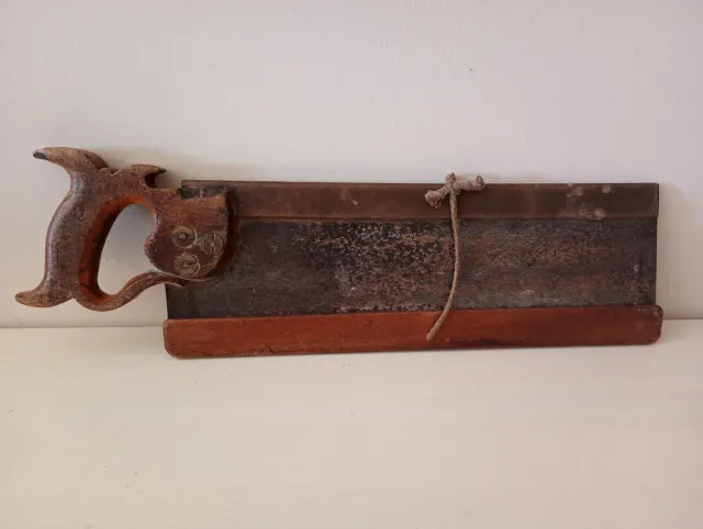 Sierra de mano antigua