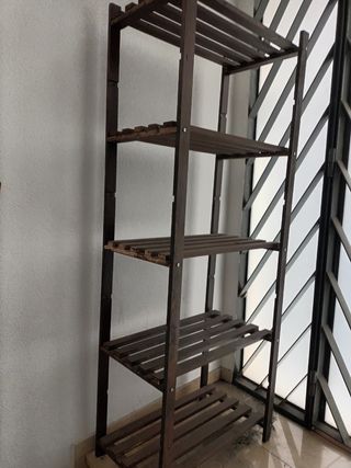 Estantería de madera oscura.