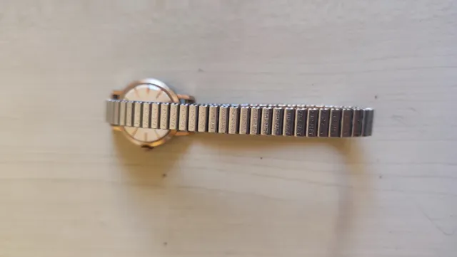 Reloj de pulsera dorado duward 
