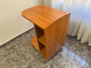 Mesa auxiliar de madera para cama