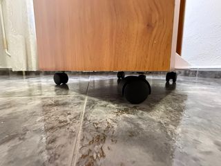 Mesa auxiliar de madera para cama