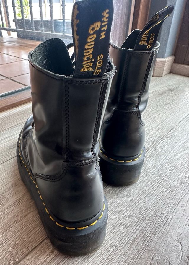 Botines negros plataforma Dr Martens. 