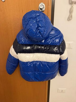 Piumino bimbo lucido piccolo graffi su maniche