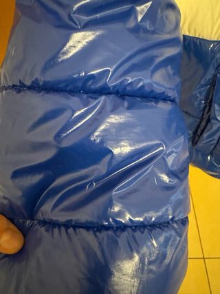 Piumino bimbo lucido piccolo graffi su maniche