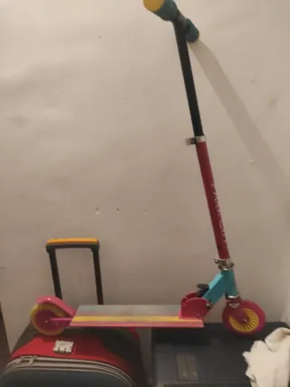 Patinete infantil rosa, azul y amarillo, 2 ruedas.