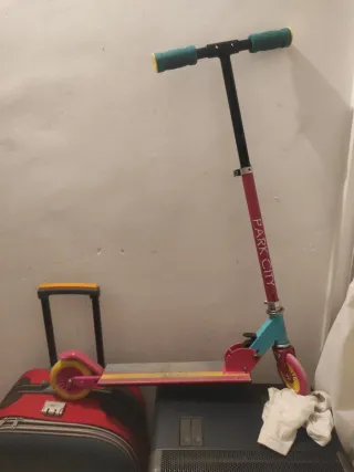 Patinete infantil rosa, azul y amarillo, 2 ruedas.