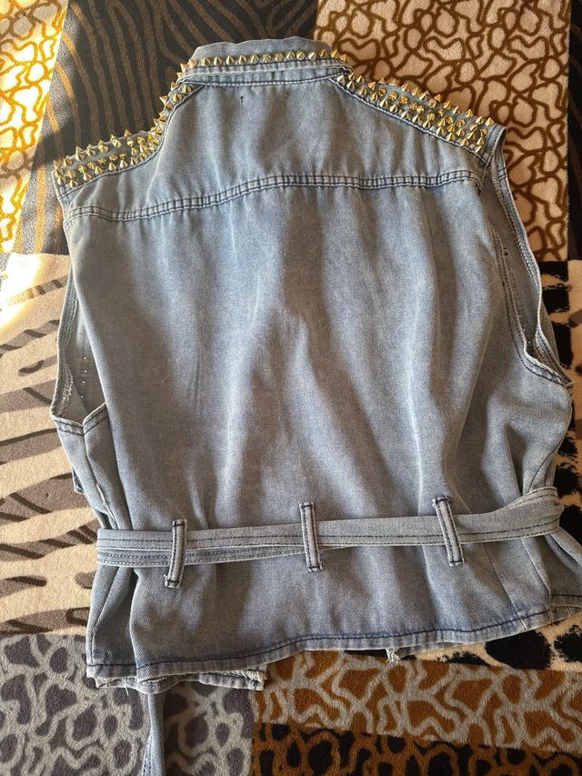 Chaleco vaquero con tachuelas y estrellas