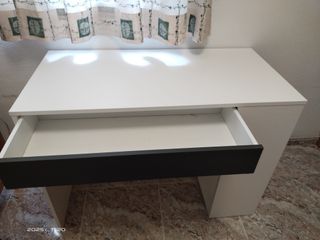 Escritorio blanco y gris de madera