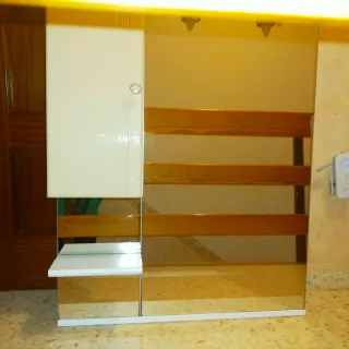 Mueble de baño con espejo, lavabo  y grifo 
