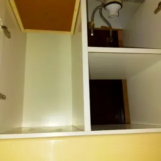 Mueble de baño con espejo, lavabo  y grifo 
