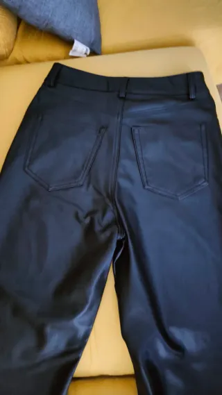 Pantalones efecto piel Zara negros.