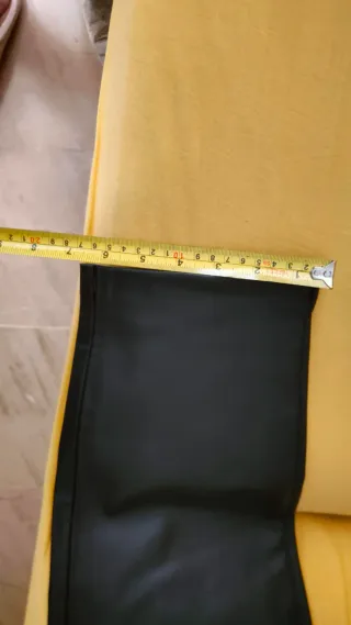 Pantalones efecto piel Zara negros.