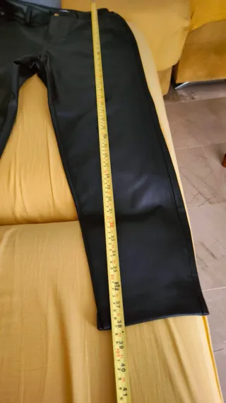 Pantalones efecto piel Zara negros.