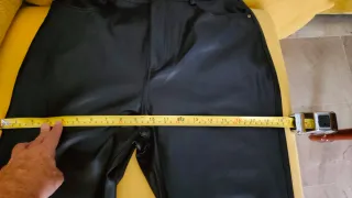 Pantalones efecto piel Zara negros.